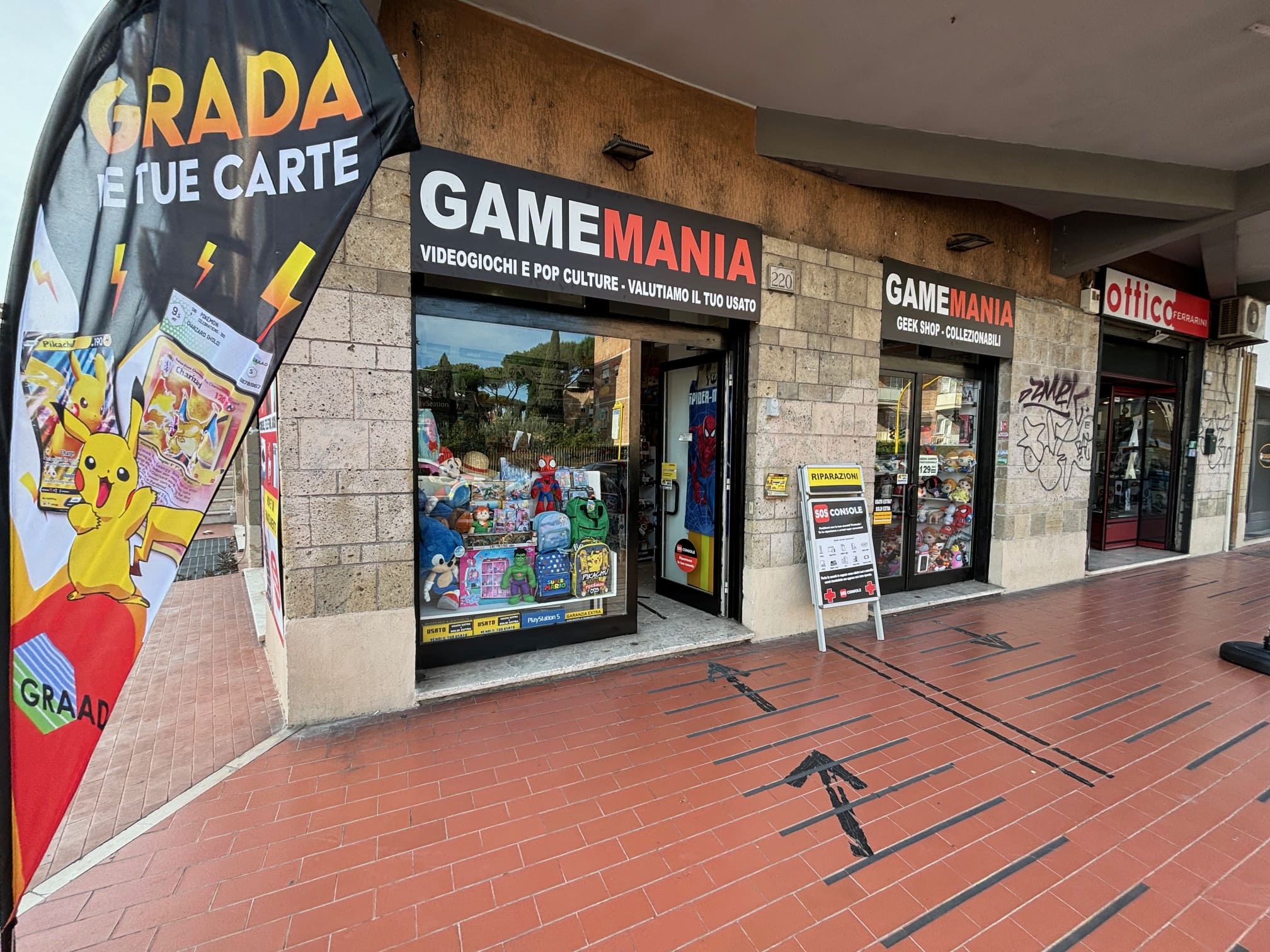 Insegna luminosa ed esterno di un negozio di videogiochi e pop culture Gamemania